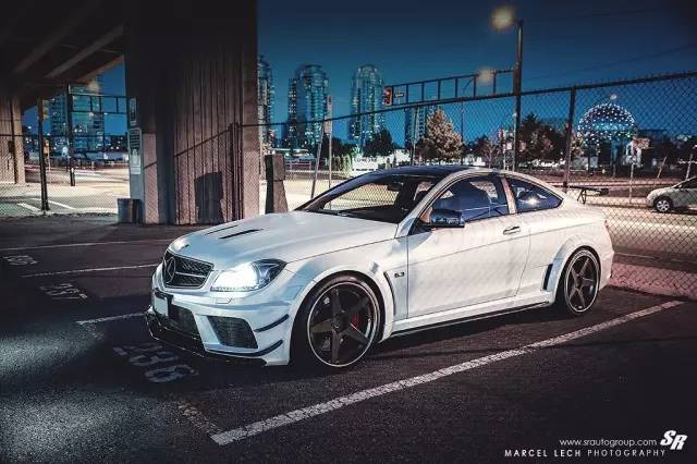 开奔驰C63的三兄弟 是去加油站的路上