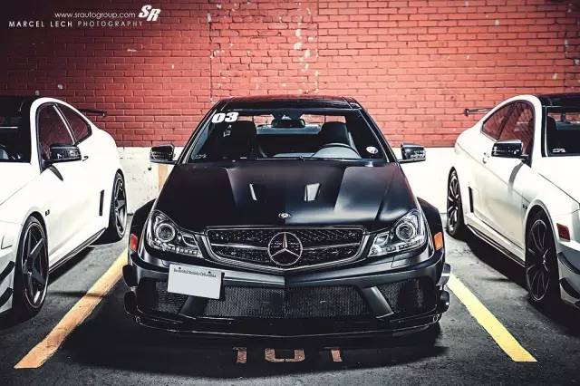 开奔驰C63的三兄弟 是去加油站的路上