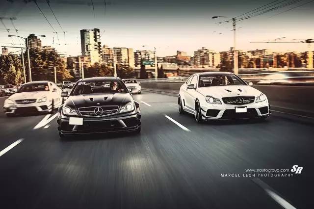 开奔驰C63的三兄弟 是去加油站的路上