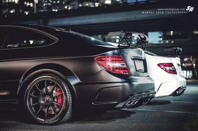 开奔驰C63的三兄弟 是去加油站的路上