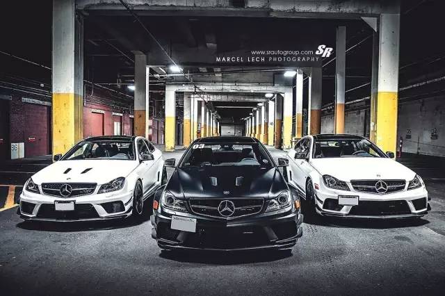 开奔驰C63的三兄弟 是去加油站的路上