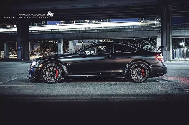 开奔驰C63的三兄弟 是去加油站的路上