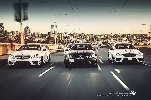 开奔驰C63的三兄弟 是去加油站的路上