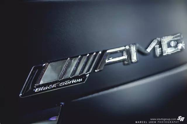 开奔驰C63的三兄弟 是去加油站的路上