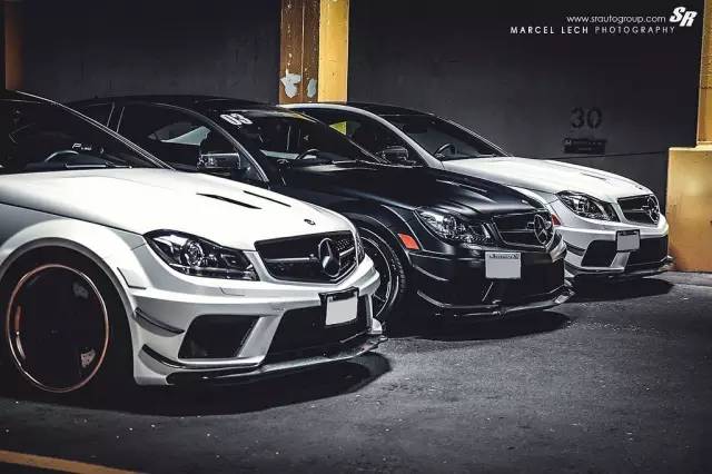 开奔驰C63的三兄弟 是去加油站的路上