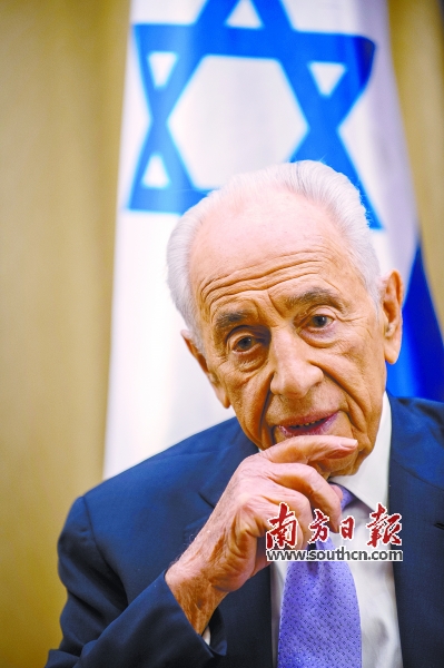 这是1994年12月10日佩雷斯(中)与阿拉法特(左),拉宾一起在挪威首都