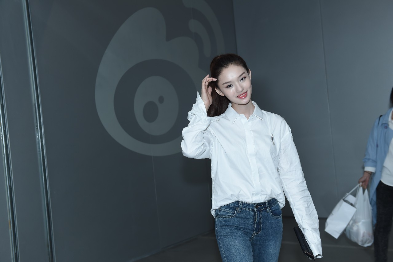 再来就是六度使徒天束幽花——林允然后就是苍白少年——王源非常淡定