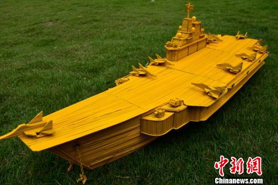 余航制作的"辽宁舰"航母. 苏忠国 摄