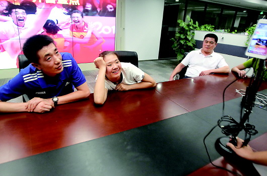 里约奥运冠军,中国女排队员杨方旭(中)和教练安家杰(左)做客齐鲁晚报