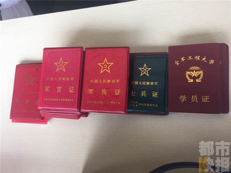 西安景区游客火爆 有游客持假证冒充军人登钟楼