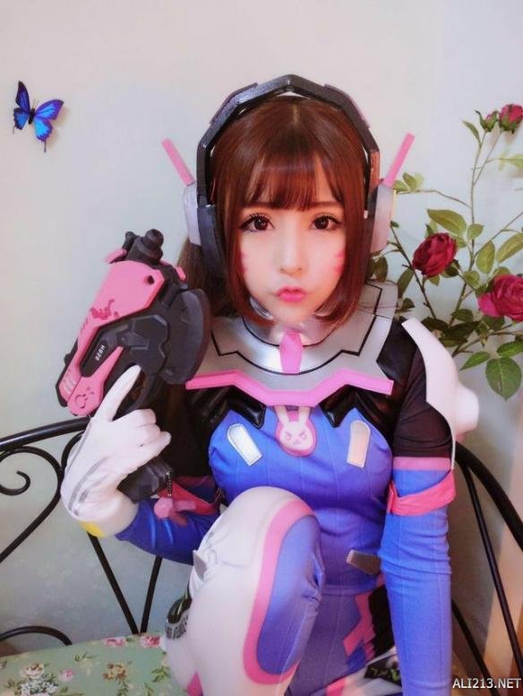 萌妹子cos《守望先锋》d.va 嘟嘴亲亲把持不住