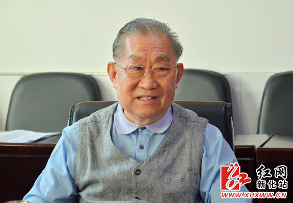 新化:龚谷成率将军书画院捐资50万支持学校建设