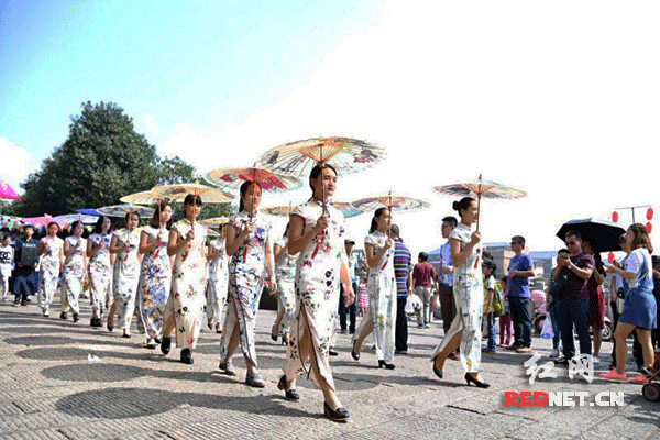 靖港古镇迎来国庆游客高峰期         20位妙龄女子撑着油纸伞上演