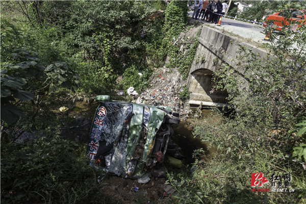 事发现场 相关报道:湖南107国道弼时段发生交通事故