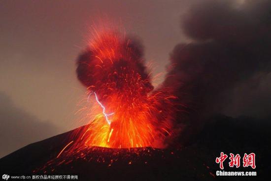 资料图：2015年3月16日，日本九州岛，德国摄影师马克·斯格瑞特捕捉到罕见的火山闪电现象和爆炸性冲击波席卷天空的壮观景象。 图片来源：CFP视觉中国