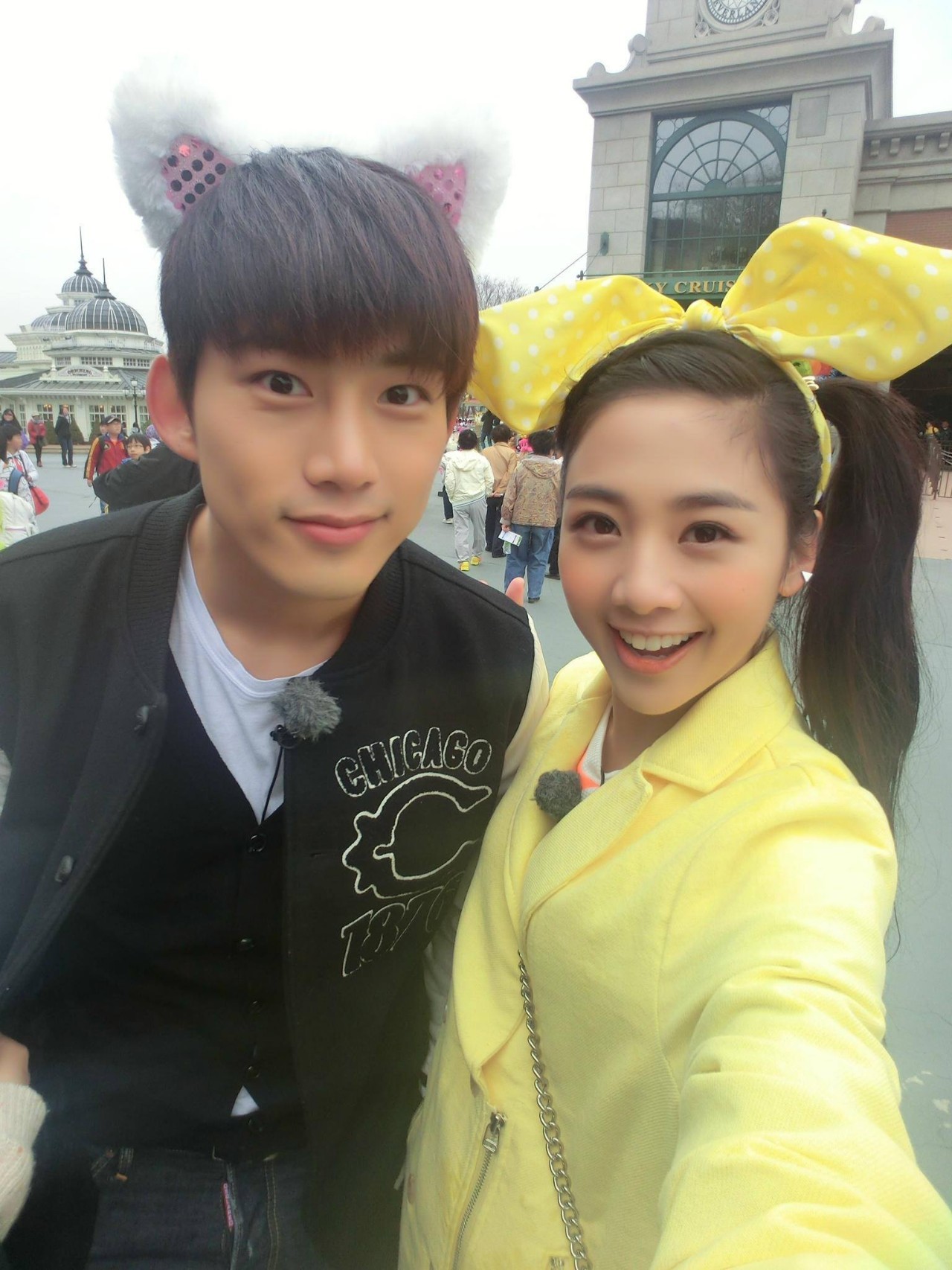 照片里鬼鬼与玉泽演靠在一起显得十分甜蜜,还是那么般配啊!