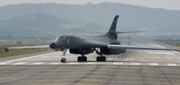 资料图：美军B-1B轰炸机在美军驻韩国乌山空军基地着陆。新华社 纽西斯通讯社
