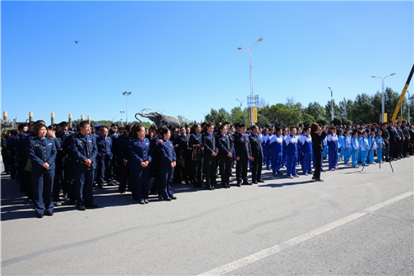 乾安县委书记褚春彦走到科技文化中心标志碑前,为中心正式启动揭幕