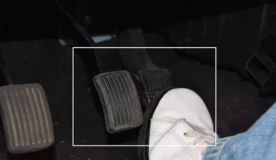 踩刹车时如果不踩离合，会有多危险？