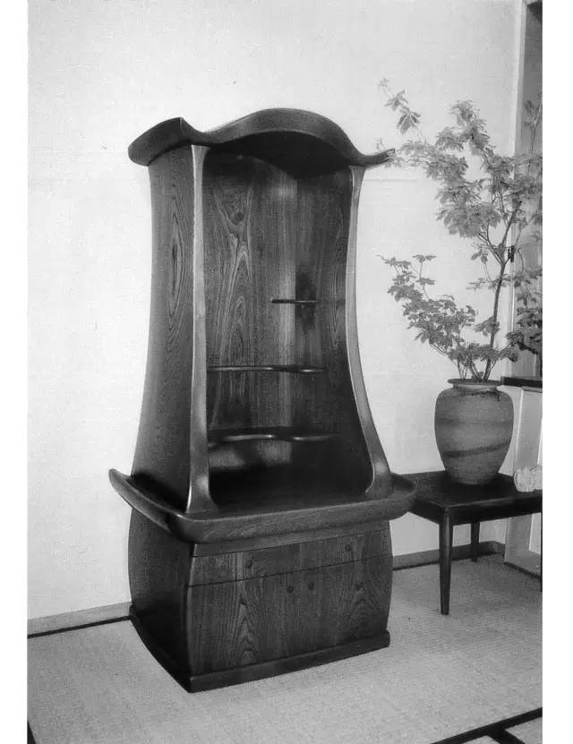 开始为日本皇家制作家具,以至于引起了当时日本皇室的注意,秋山的美名