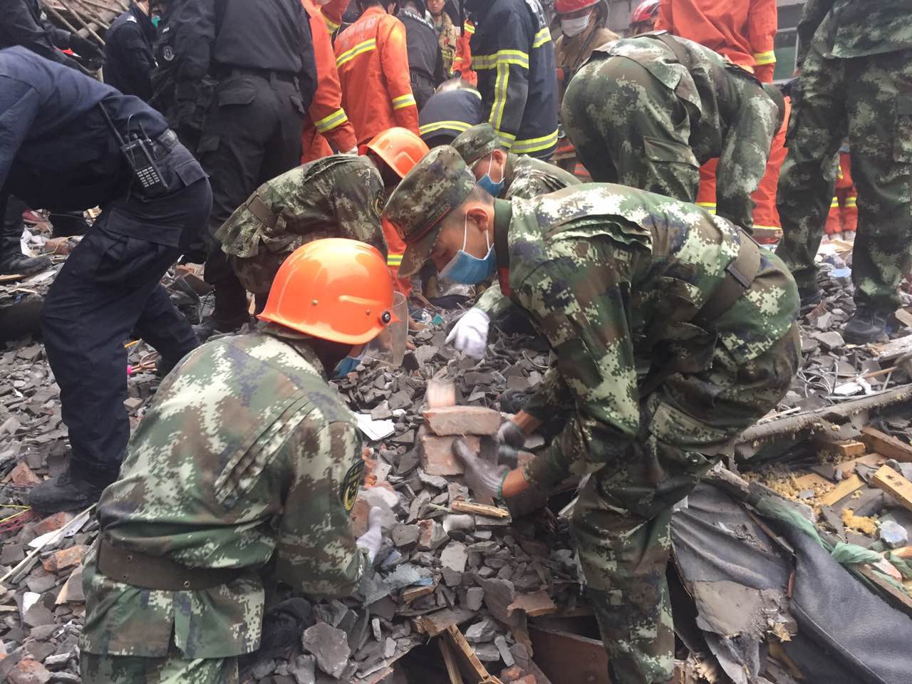 正在救援浙江温州凌晨3楼房倒塌20多人被埋