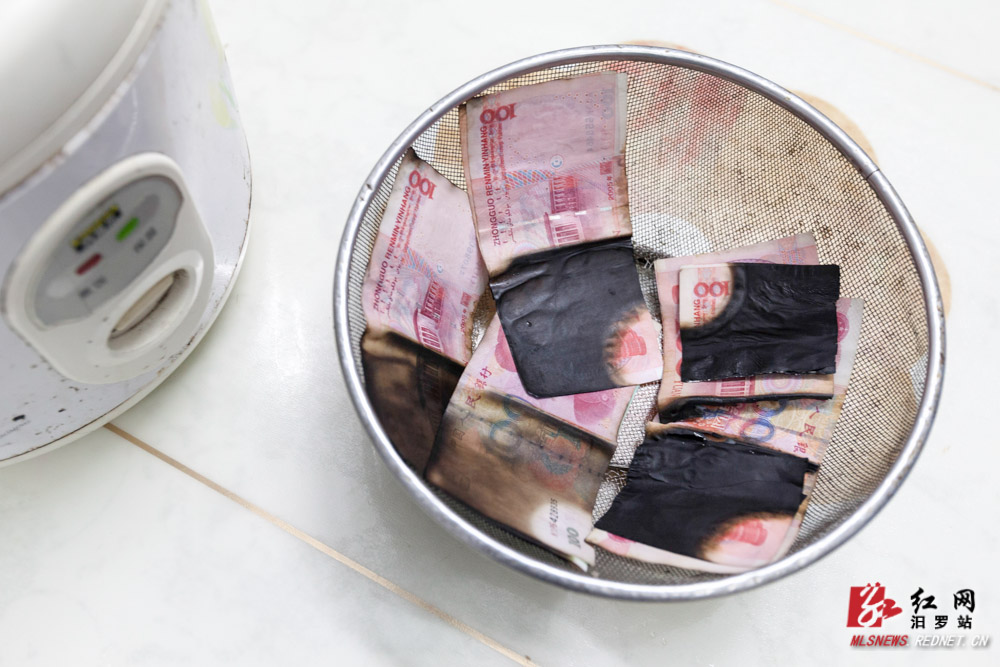 农妇藏3100元到电饭锅内被烧焦银行拼图兑换残币