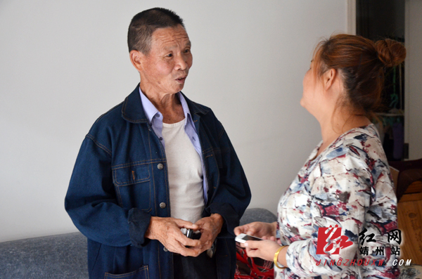 李曦民老人(右一)在在渠阳镇城郊村村主任袁家伟和飞山村村委会书记刘