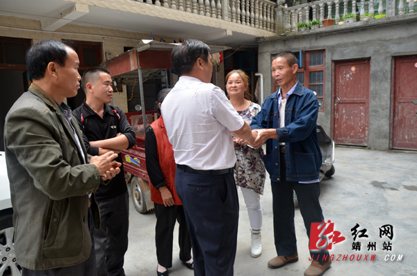 李曦民老人(右一)在在渠阳镇城郊村村主任袁家伟和飞山村村委会书记刘