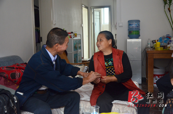 覃太培 摄李曦民老人(右一)在在渠阳镇城郊村村主任袁家伟和飞山村