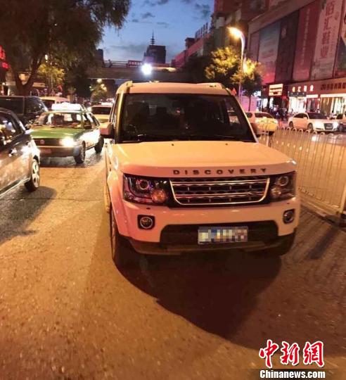 圖為趙某酒後駕駛的白色路虎車 微博截圖