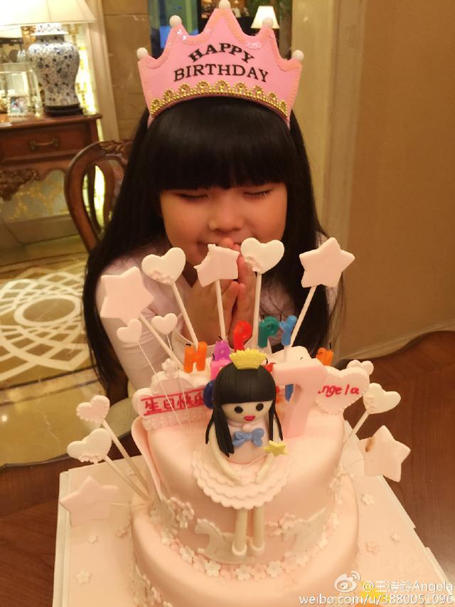 王诗龄7岁生日,爷爷送肖像画被说成"遗像",这让李湘能不哭?