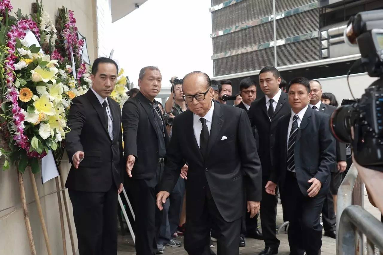 生前为教育捐资十多亿，昨天，董建华李嘉诚等政商大佬为他扶灵__财经头条