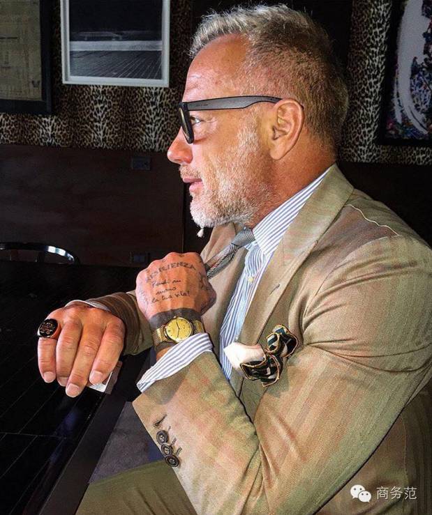 商务范:50岁朋友圈还能这么浪骚的男人,我只服他
