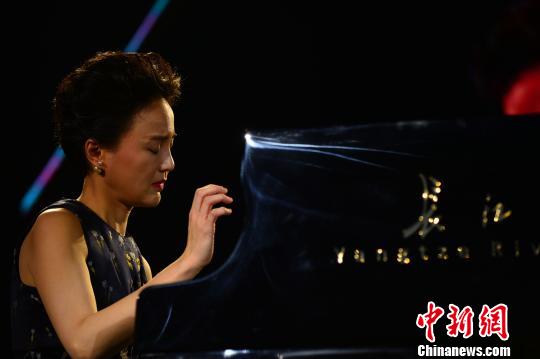 青年钢琴家杨珊珊在演奏中 刘康 摄