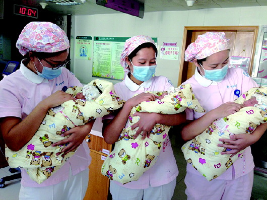 早产四个月三胞胎顽强存活