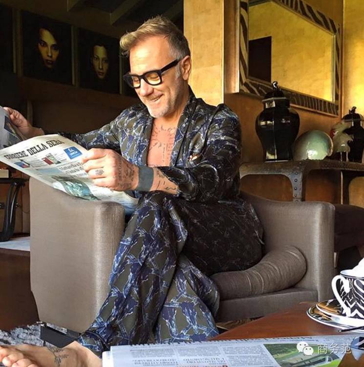 商务范:50岁朋友圈还能这么浪骚的男人,我只服他