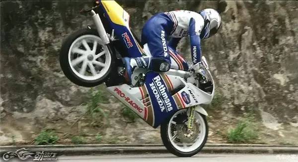 那些陪我们一起长大的港产摩托车影片