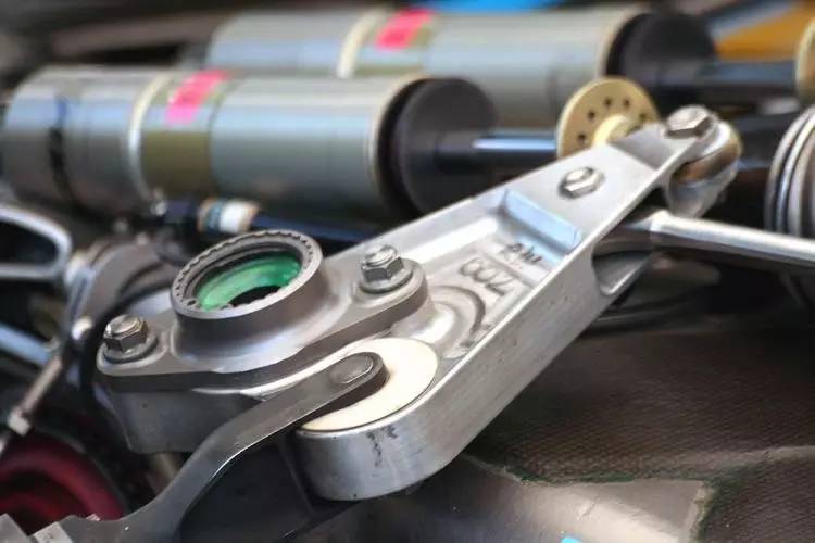 以一颗螺丝勘探F1悬挂技术