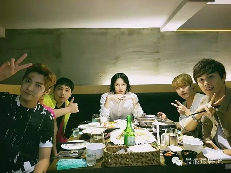 金希澈打游戏不管输赢都hin有道理，边伯贤打游戏吃东西两不误！