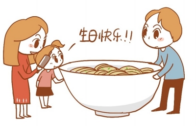 为了给他一个惊喜,我特意早上给他擀了长寿面,在他坐下的时候,我和