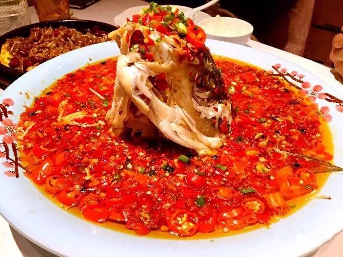 新派鱼头王还有这湘菜中的名菜注重口感的时候让猪脚的营养也不流失