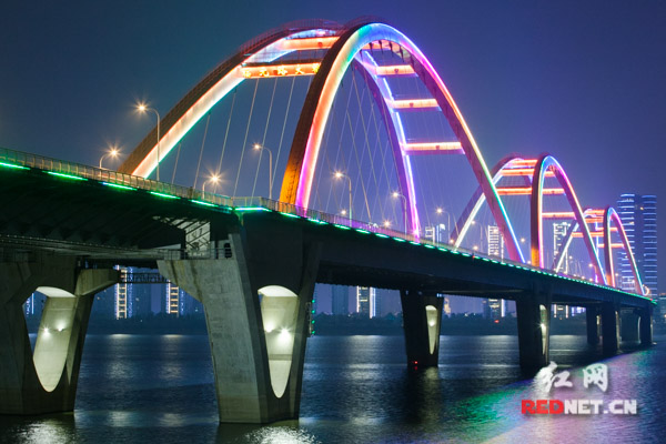 越夜越美丽(4):划过湘江 长沙福元路大桥宛若彩绸
