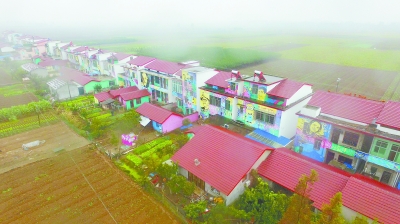 10月23日,空中俯瞰南县乌嘴乡罗文村,一栋栋用彩绘装扮的新农村房舍
