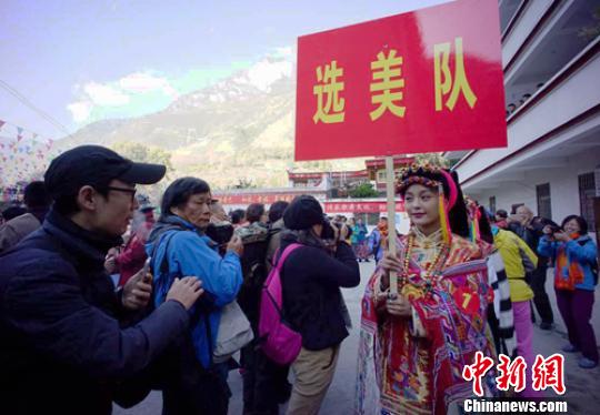 風情節選美比賽上,丹巴美女們身著漂亮的民族服飾,群芳爭豔.