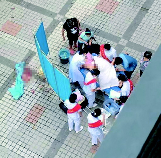 孕妇路上产子,医生嘴吸羊水施救