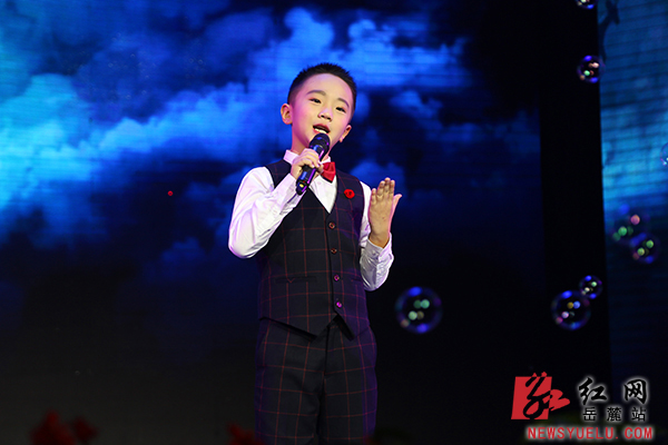 小主持人登台亮相,落落大方的台风获得了观众们的掌声.胡丹 摄