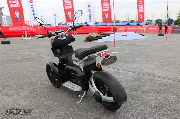 玩“出格”的倒三轮电动车