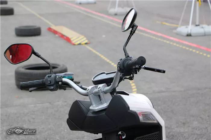 玩“出格”的倒三轮电动车