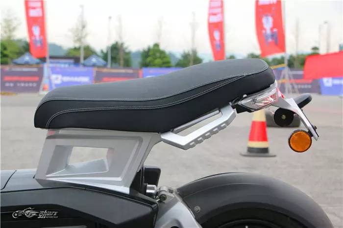 玩“出格”的倒三轮电动车