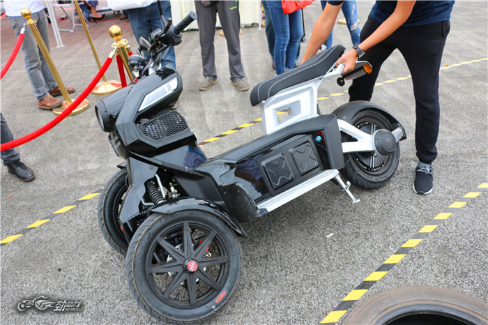 玩“出格”的倒三轮电动车